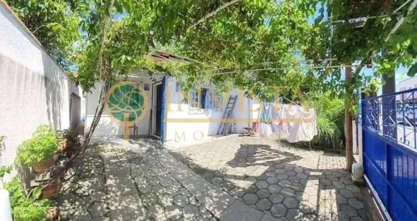 À venda na praia do campeche! casa com 3 quartos em localização privilegiada.