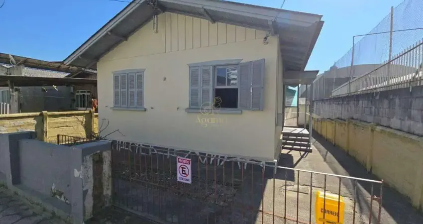 Casa aconchegante com 2 quartos, ótima localização e comércios próximos. Ideal para quem busca praticidade.