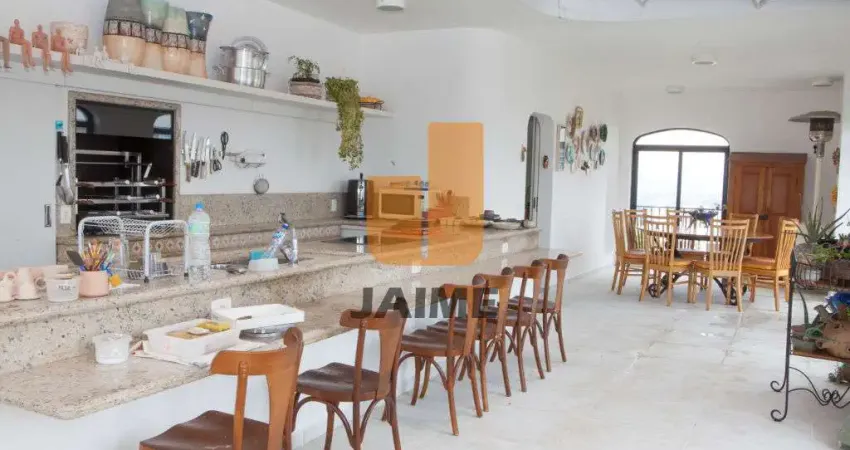 Cobertura duplex com 4 dormitórios sendo 2 suites, área de serviço e 4 vagas.