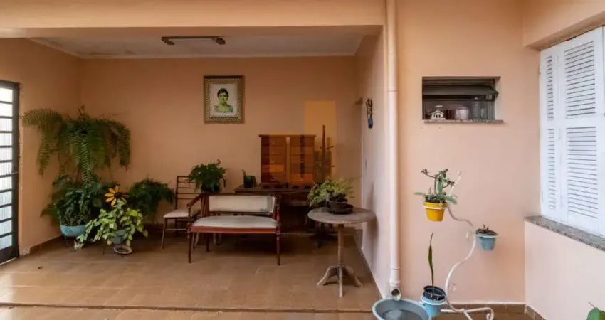 Casa térrea de 200 metros, bem conservada, 2 vagas e área verde de 120 metros nos fundos.