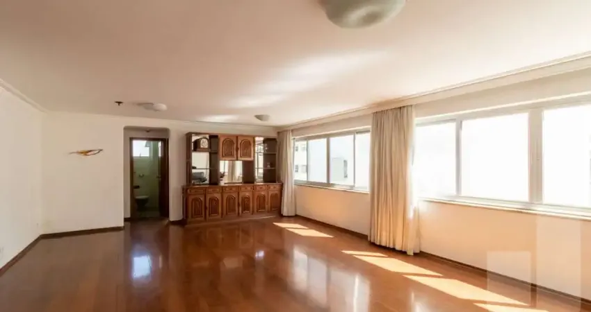 Imóvel , amplo à venda, um por andar,  com 4 quartos, sendo 1 suítes e 1 vaga