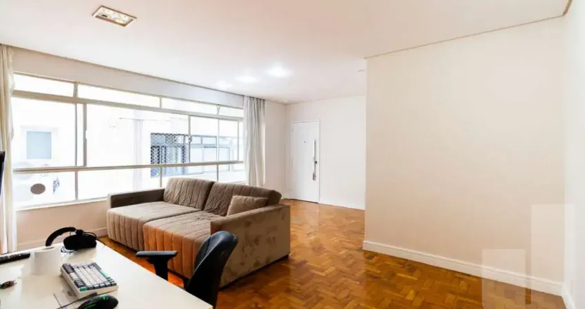 Apartamento reformado,com 130 m2 bem distribuídos e uma vaga grande, bem próximo ao Shopping.