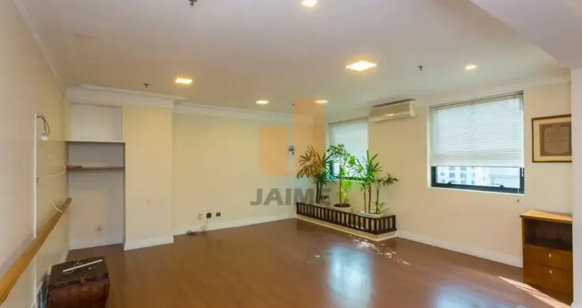 Conjunto comercial com 5 salas e 5 vagas, área nobre, excelente localização.