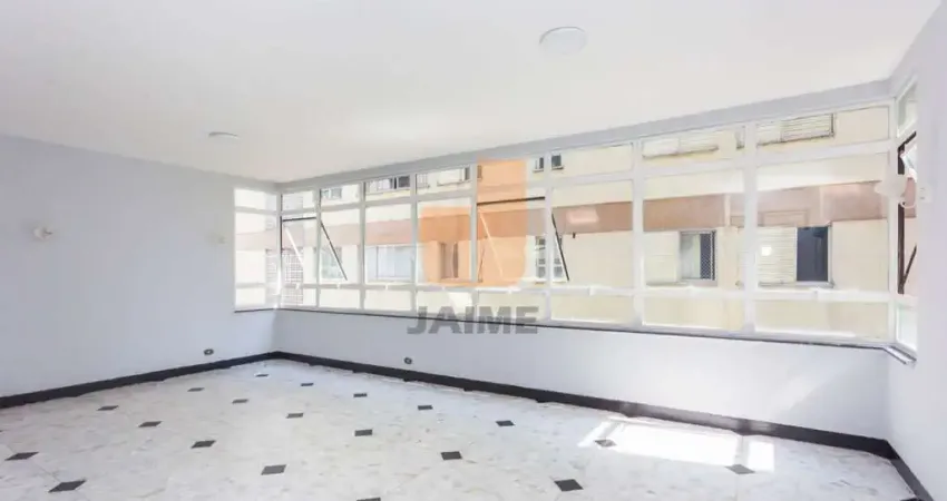 Apartamento reformado, são 150 m2 e uma vaga, em excelente localização.