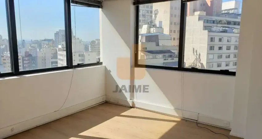 Conjunto comercial com 36 m2 , próximo ao metrô e em rua com intenso fluxo de pessoas.