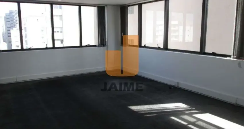 Conjunto comercial bem localizado em rua próxima ao metrô, com grande fluxo de pessoas.