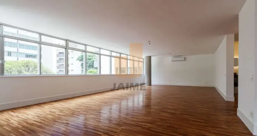 Apartamento de aproximadamente 260m2 com 3 dormitórios, sendo uma suíte. com 2 vagas de garagem.
