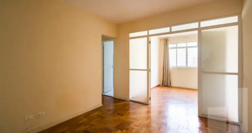 Apartamento amplo ensolarado, próximo ao comércio, escolas e hospitais.