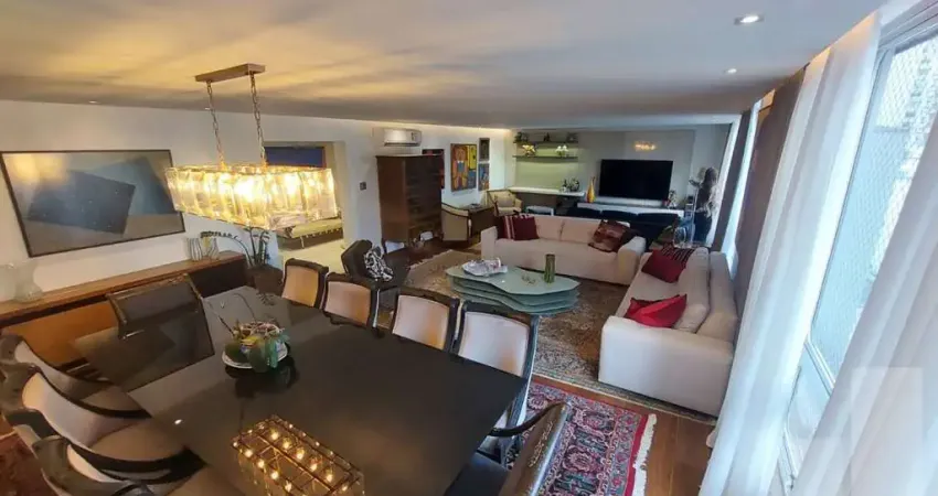 Apartamento com 3 dormitórios sendo 1 suíte e 2 vagas, 250 m2 em área nobre e tranquila.