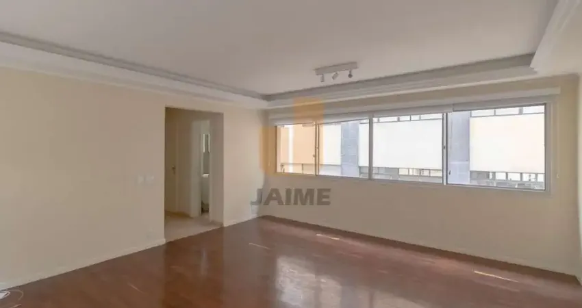 Apartamento, com 130 m, reformado, 3 dormitórios, 3 salas, 2 vagas em excelente localização.