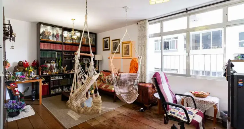 Bem conservado, com 140 m2 e duas vagas em excelente localização da santa cecília