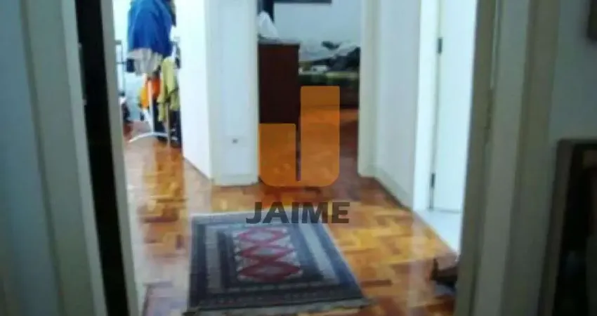 Apartamento totalmente reformado, 190 m, com janelões de alumínio, amplo, claro. ótima localização!