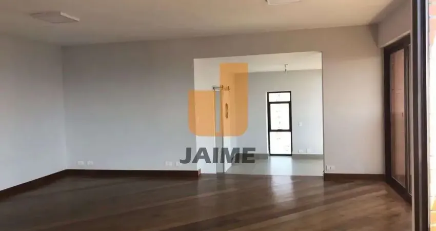 Apartamento padrão com 4 domitórios sendo 2 suites e 3 vagas.