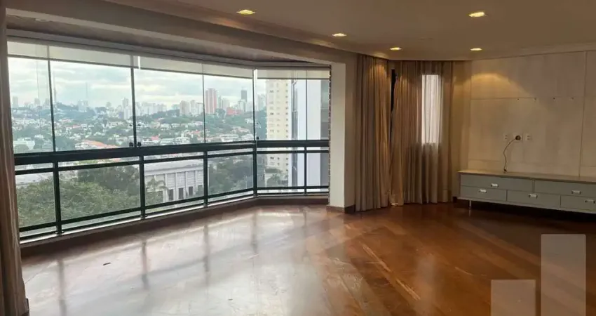 Apartamento amplo, reformado com varanda envidraçada com linda vista!