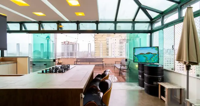 Cobertura com móveis planejados nos quartos e cozinha,com cozinha gurmet e living na área externa.