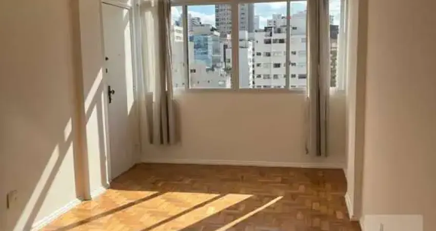 Apartamento ensolarado em andar alto, com estar e dois dormitórios com piso de tacos e uma vaga!