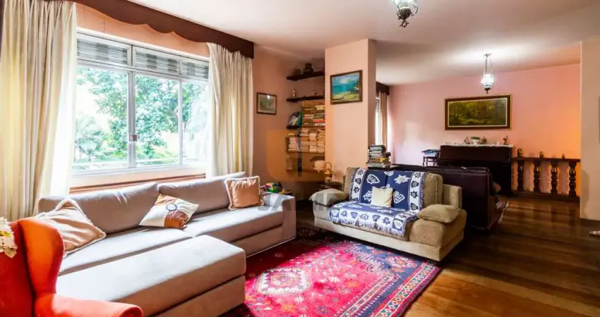 Apartamento em área nobre com 4 dormitórios sendo 1 suíte e 2 vagas, 244 m2 bem distribuídos.