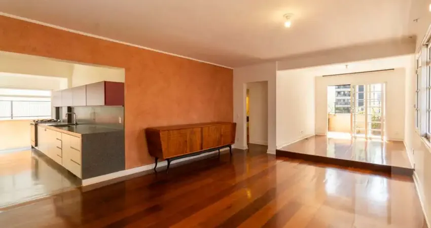 Apartamento totalmente reformado com varanda em rua tranquila