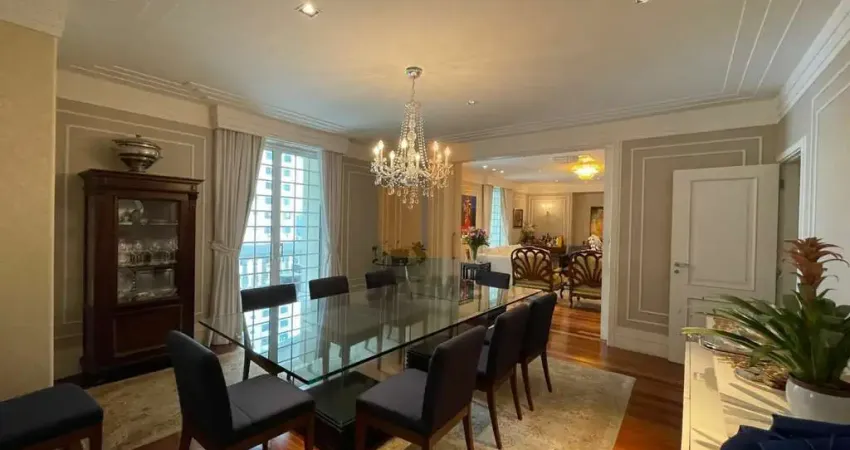 Cobertura clássica com 4 suítes, reformada e impecável, com terraços e elevador nos dois andares.