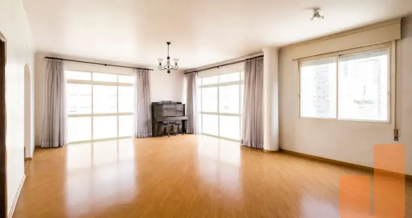 Apartamento com 3 dormitórios sendo 1 suíte e 2 vagas, 243 m2 bem distribuídos.