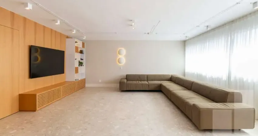 Apartamento totalmente reformado, nas nuvens, vista livre, ensolarado e arejado em prédio com lazer!