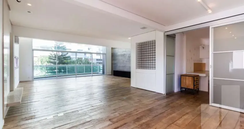 Apartamento charmoso com varanda, churrasqueira e sala com pé direito duplo em rua tranquila