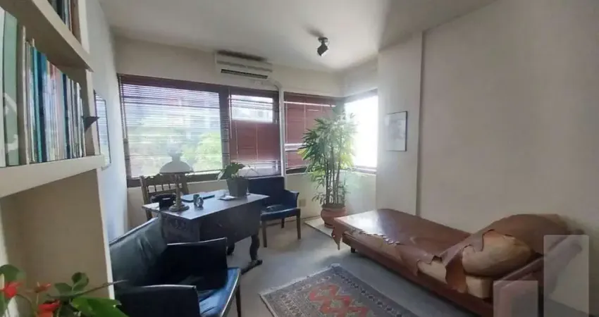 Conjunto comercial com 1 vaga, dividido em 3 salas, recepção e banheiro.