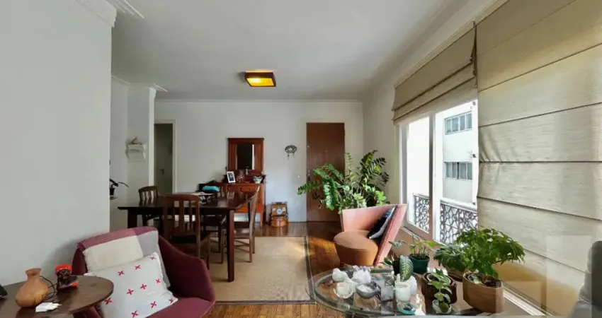 Apartamento ensolarado e reformado em prédio neoclássico no coração de Perdizes