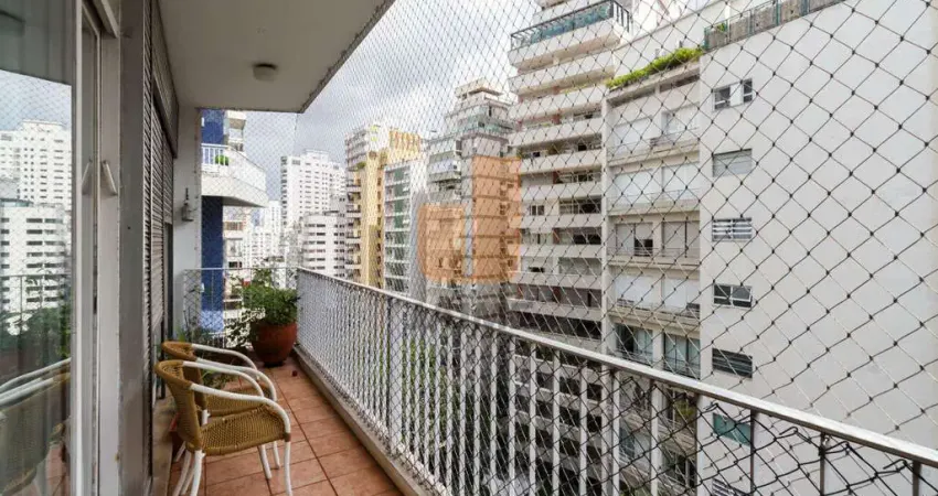 Apartamento amplo, iluminado e com varanda, 3 dormitórios sendo 1 suíte e 1 vaga.
