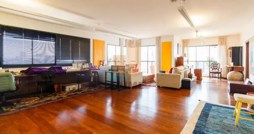 Apartamento com duas suítes, localizado em área nobre de higienópolis, são 220 m2 e 3 vagas.