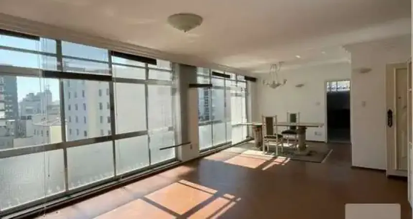 Apartamento amplo e bem distribuído, em localização estratégica