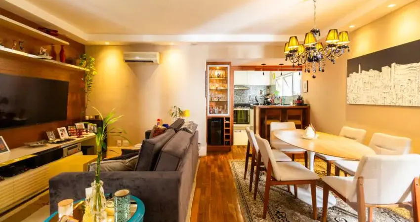 Apartamento todo reformado, hall privativo, 3 dormitórios sendo 1 suíte e 2 vagas.