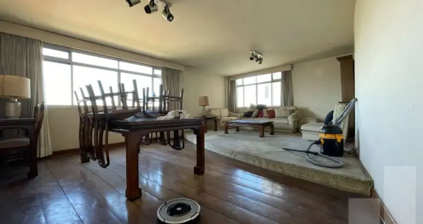 Apartamento padrão, com 3 salas,  3 dormitórios sendo 1 suite, 2 vagas