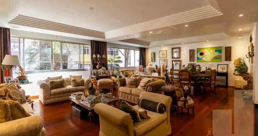 Apartamento reformado 3 dormitórios sendo 2 suítes e 2 vagas, amplo com 250 m2 bem distribuídos.