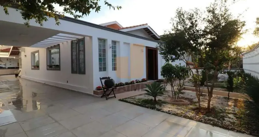 Casa térrea, moderna e reformada com 4 dormitórios sendo 3 suítes e 5 vagas - pacaembu