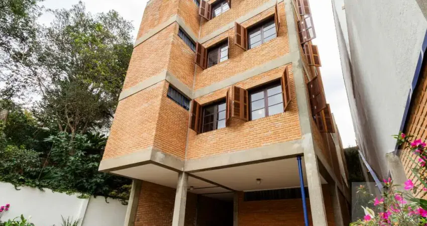 Casa incrível anos 80, estilo vila italiana, de tijolos e concreto aparente.