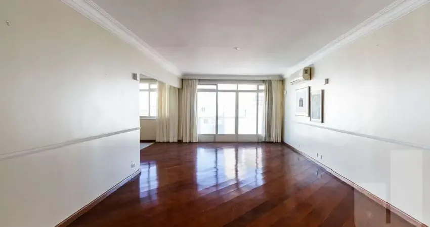 Cobertura espaçosa com ótima área externa numa das melhores ruas de higienópolis.