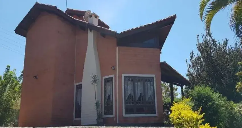 Linda casa , local privilegiado dentro do condômino santo antônio