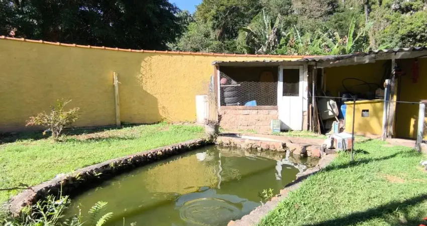 Casa térrea com 3 dormitórios, suite, lago com peixe.