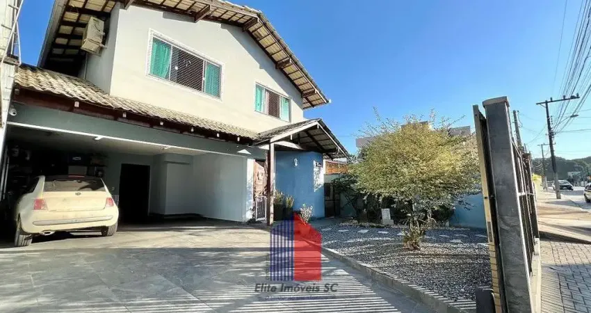 Casa com 3 quartos à venda na Rua Valdemiro Ender, 340, Petrópolis, Joinville