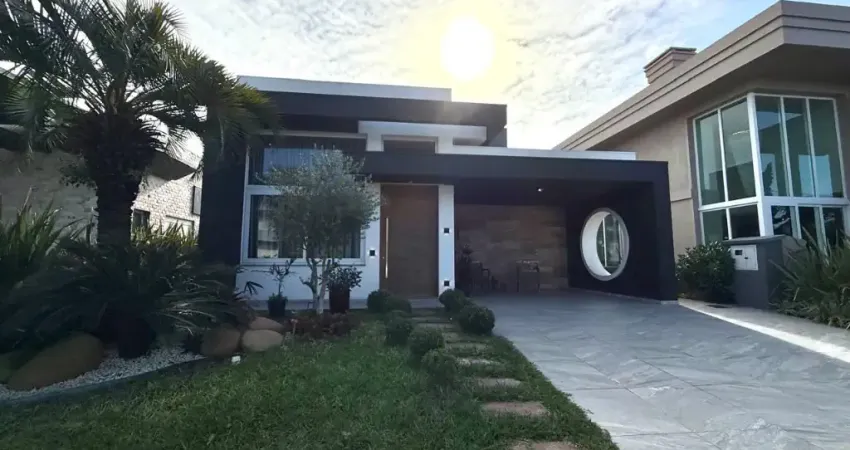 EXCELENTE CASA EM CONDOMÍNIO FECHADO COM 04 SUÍTES