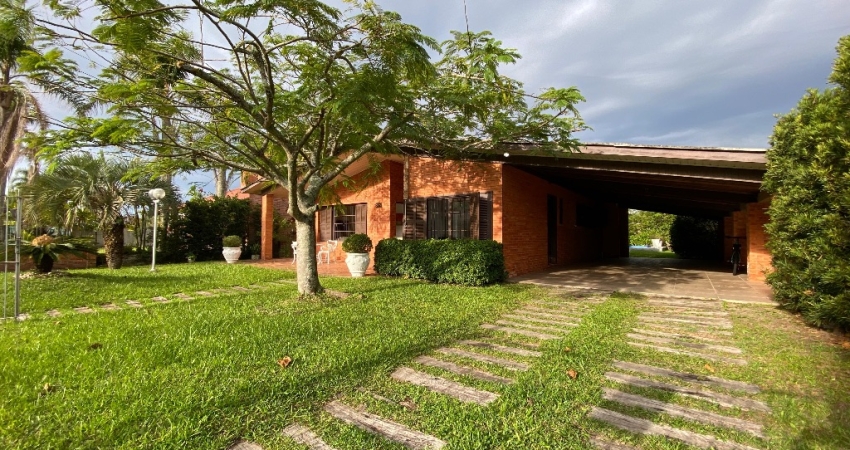 CASA A POUCOS PASSOS DO MAR DE 04 DORMITÓRIOS COM PISCINA E TERRENO 18x46