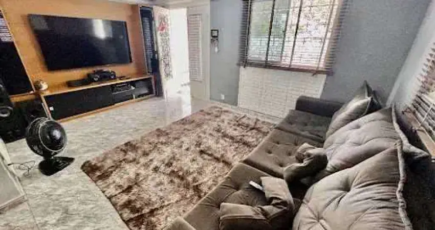 Imperdível casa à venda em Santos-SP, bairro Encruzilhada! 3 quartos, 1 suíte, 2 salas, 2 banheiros, 2 vagas de garagem, 390m².