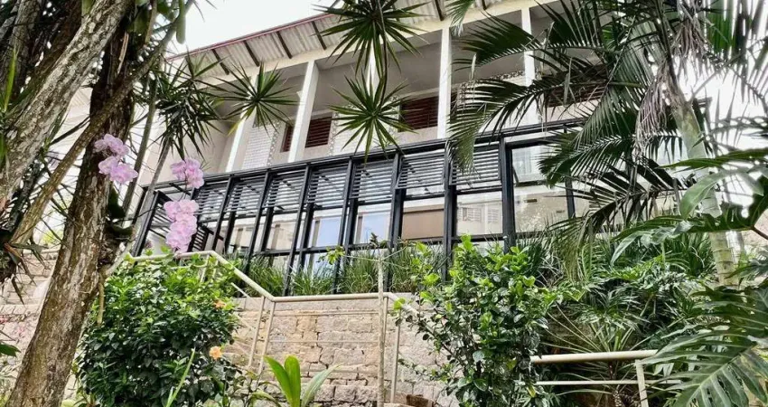 Casa Residencial de 5 Quartos com 4 Suítes na Ilha Porchat, Frente – 1.200 m² Totais e 4 Vagas