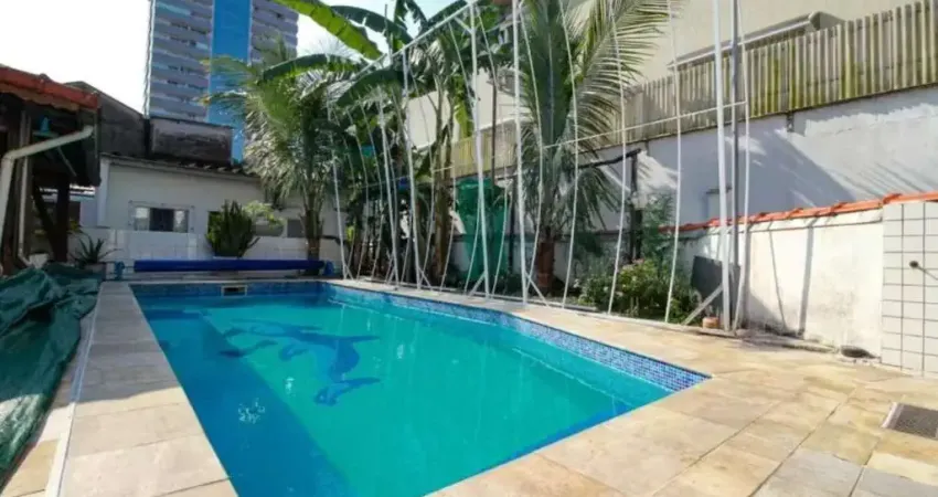 Casa à venda em Vila Mathias, Santos – 4 quartos, 2 suítes, 575 m², frente, piscina