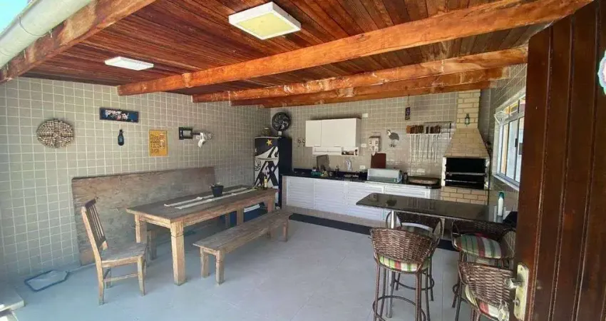 Imperdível casa à venda no Boqueirão em Santos-SP: 3 quartos, 3 suítes, 1 sala, 5 banheiros, 2 vagas de garagem, 220 m² de área.