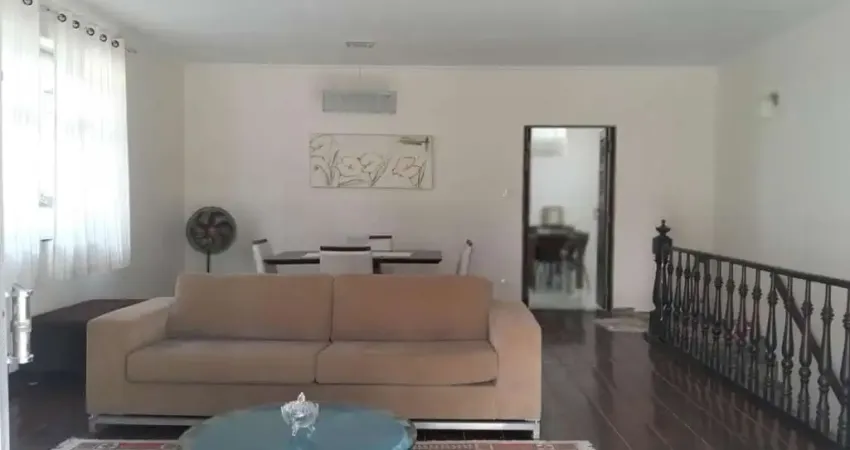 Casa Sobreposta Alta de 4 Quartos no Coração do Boqueirão, Santos-SP: Espaçosa, Confortável e Pronta para Morar!