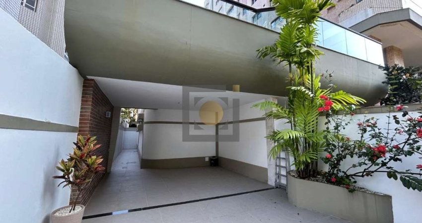 Luxuosa casa à venda em Santos-SP, no bairro Embaré, com 3 quartos, 1 suíte, 3 salas, 3 banheiros, 2 vagas de garagem e 208m².