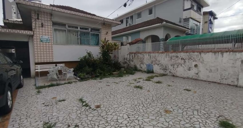 Casa à venda na Vila Belmiro, Santos-SP! 3 quartos, 1 sala, 2 banheiros, 6 vagas de garagem em 500m². Agende sua visita agora!