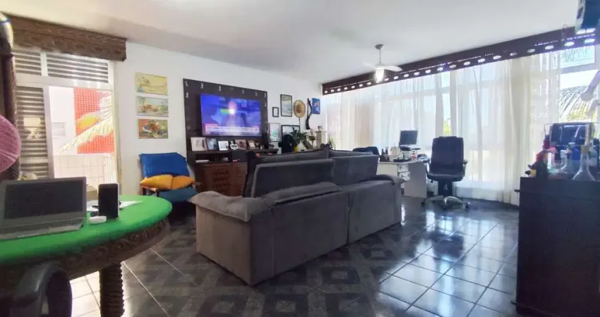 Apartamento à venda no Gonzaga, Santos-SP: 3 quartos, 1 suíte, 2 salas, 2 banheiros, 1 vaga, 190m². Confira!
